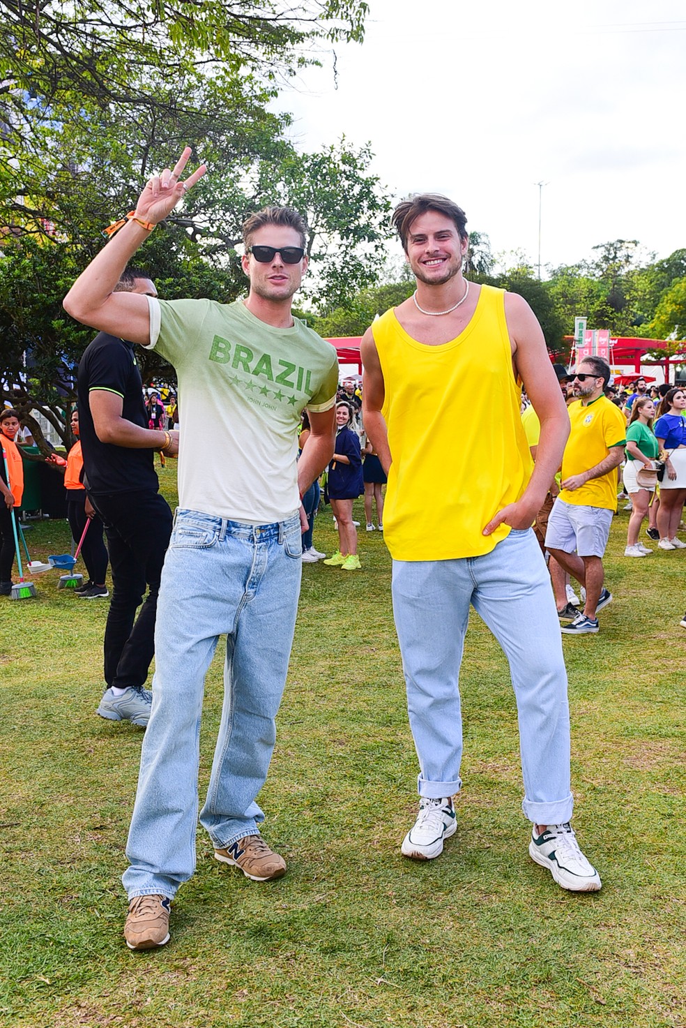Daniel Lenhardt e seu irmão gêmeo, Tadeu — Foto: Andy Santana/Brazil News
