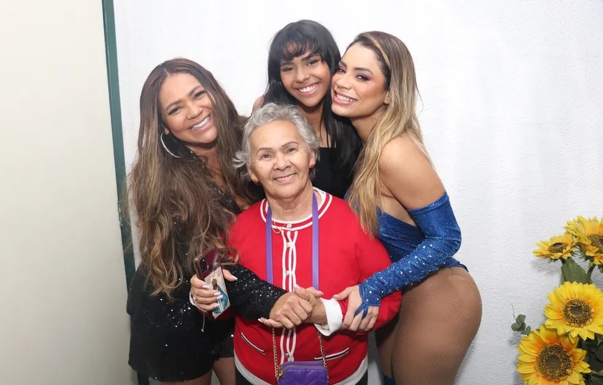 Lexa posa com avó, mãe e irmã em camarim e capricha em look de show