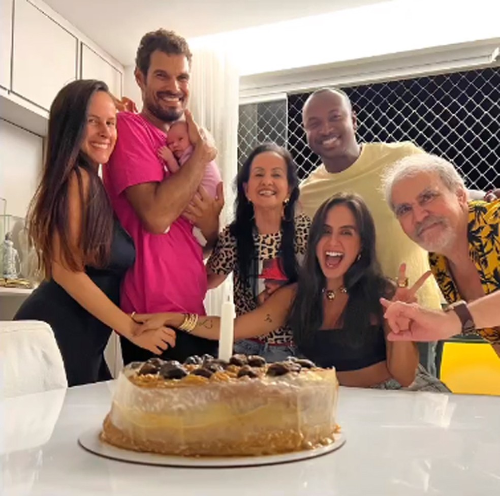 Carol Peixinho comemora os 38 anos com Thiaguinho e familiares — Foto: Reprodução/Instagram