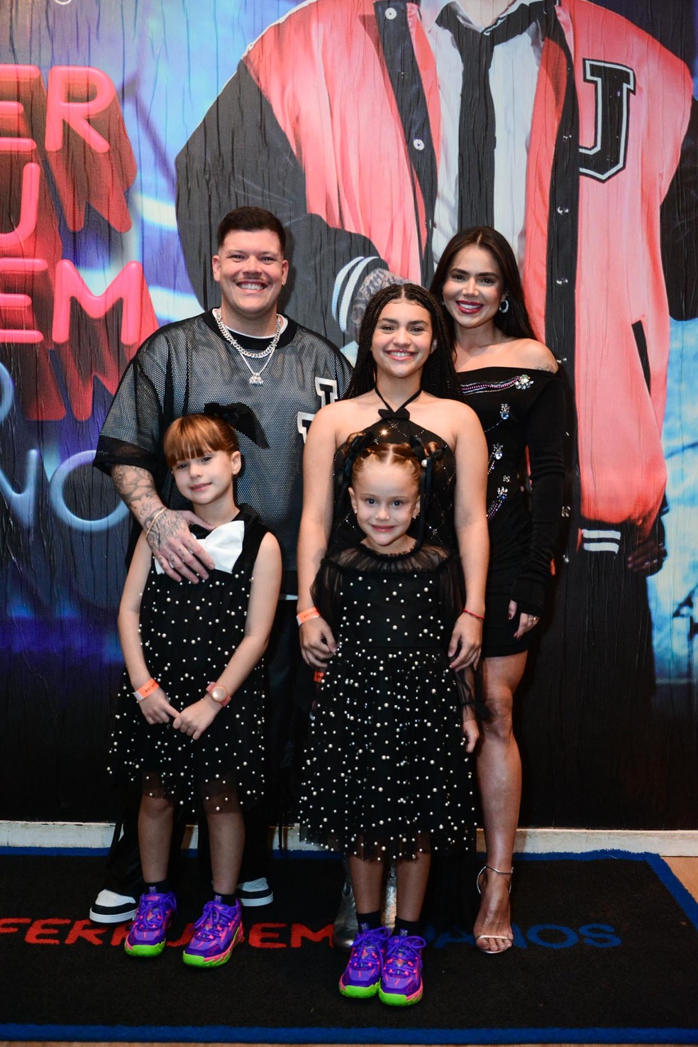Ferrugem, Thaís Vasconcellos e as filhas Sofia, Júlia e Aurora — Foto: Webert Belicio/ Agnews