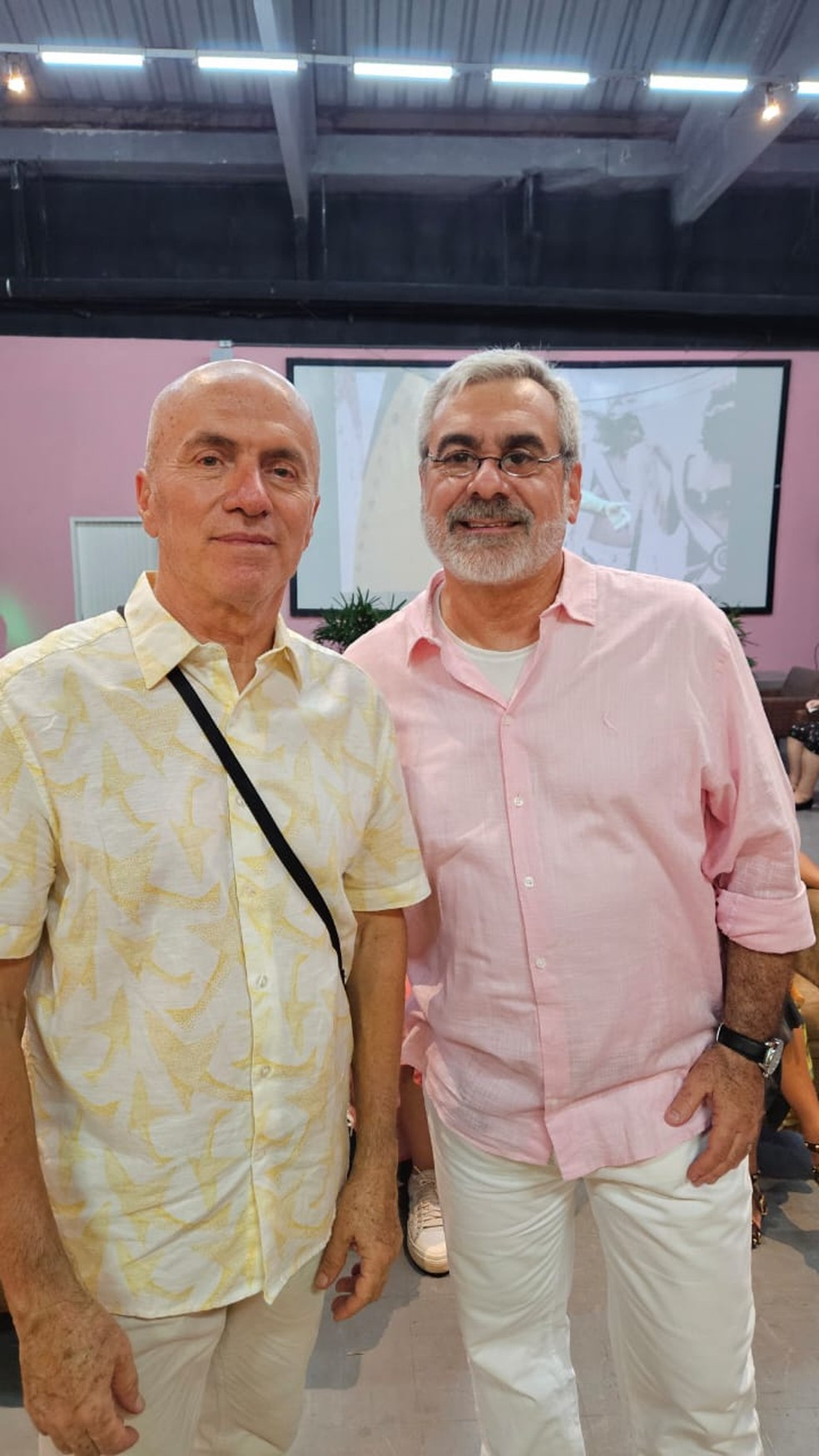O arquiteto e artista Gringo Cardia com Hamilton Lacerda, presidente da Companhia de Desenvolvimento de Maricá — Foto: Divulgação