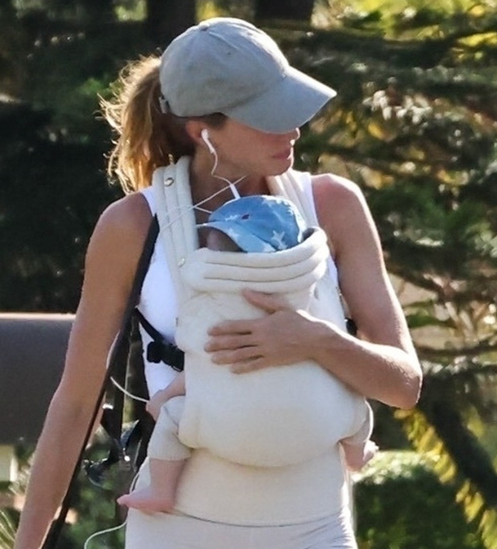 Gisele Bündchen passeia com o filho caçula — Foto: Grosby Group