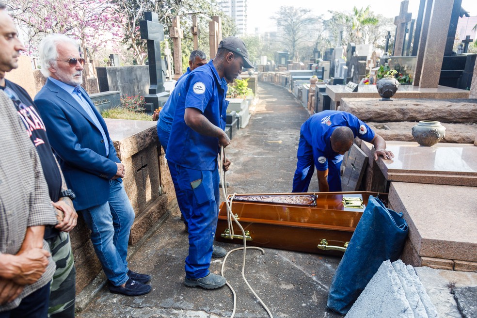 Otávio Mesquita vai ao enterro de Caçulinha — Foto: Patrícia Devoraes/Brazil News