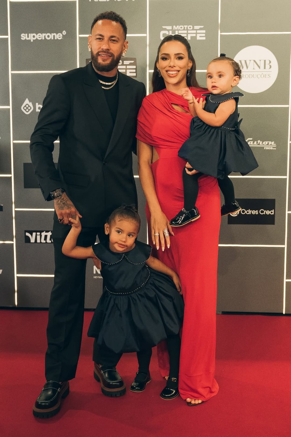 Neymar, Bruna Biancardi e as filhas — Foto: Reprodução/Instagram