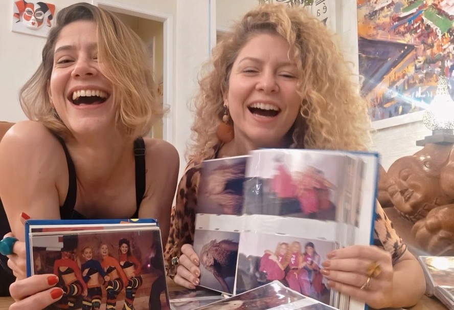 As ex-paquitas Vanessa Melo e Bárbara Borges abrem álbuns de fotos dos tempos de paquita