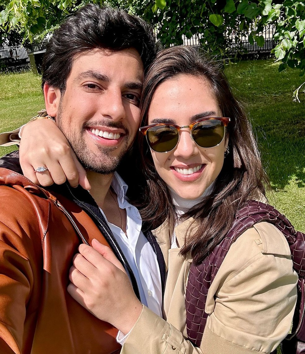 Lara Silva e Julinho Casares anunciam noivado em Londres, na Inglaterra — Foto: Reprodução/Instagram