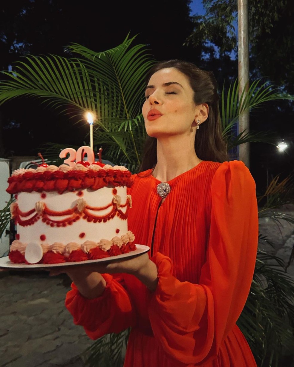 Camila Queiroz na terceira festinha de comemoração dos 30 anos — Foto: Reprodução / Instagram