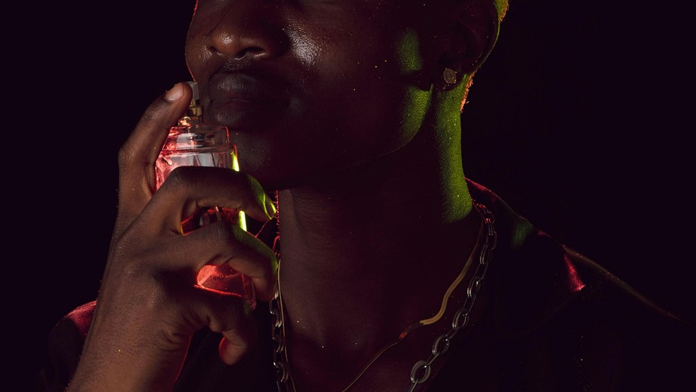 Quer ficar cheiroso o dia todo? 7 perfumes masculinos com fixação absurda