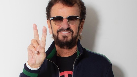 Ringo Starr cai no palco em show nos EUA; vídeo