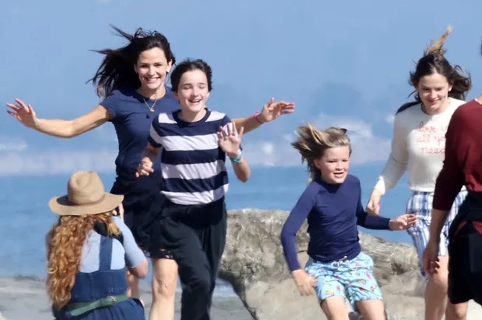 Jennifer Garner com os filhos, Seraphina, Samuel e Violet — Foto: The Grosby Group
