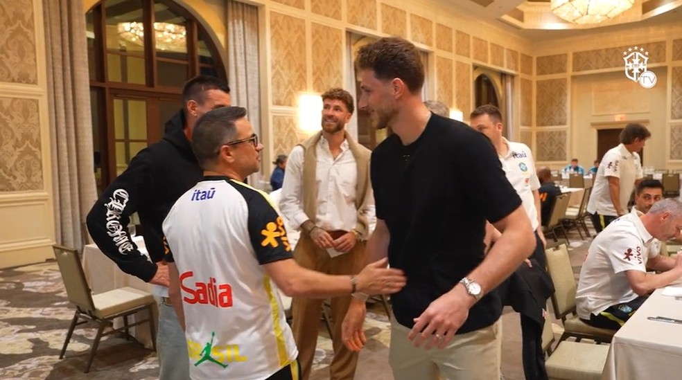 Léo Pereira no jantar da CBF — Foto: CBF TV