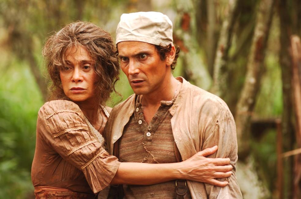 Dos Anjos (Tânia Alves) e Viriato (Ilya são Paulo) em 'Amazônia' — Foto:  TV Globo/João Miguel Júnior 