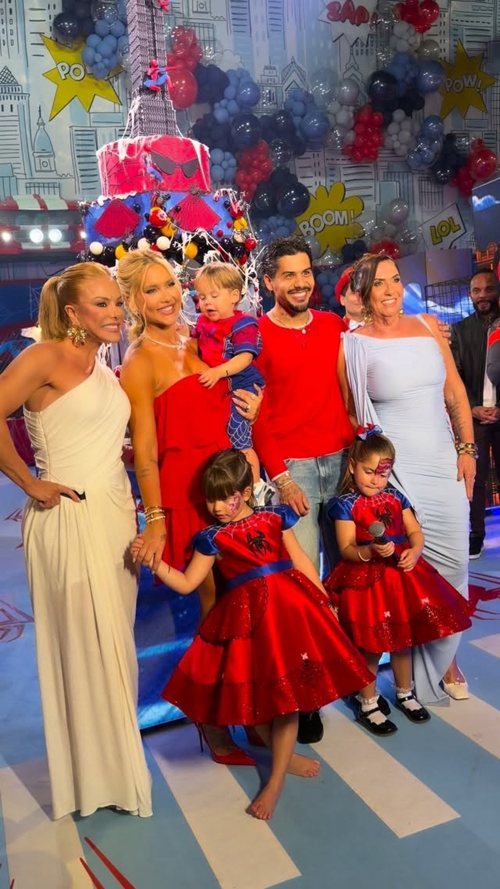 Poliana Rocha na festa de José Leonado com os netos, Virginia Fonseca, Zé Felipe e Margareth Serrão — Foto: Reprodução/Instagram