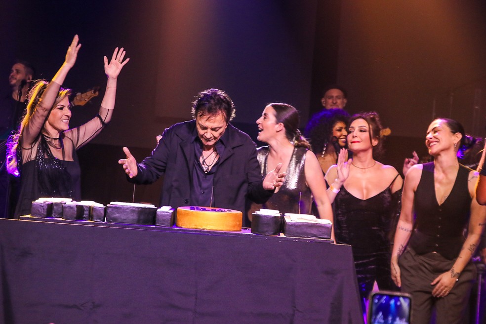 Fábio Jr. recebe a família no palco — Foto: Thiago Duran/BrazilNews