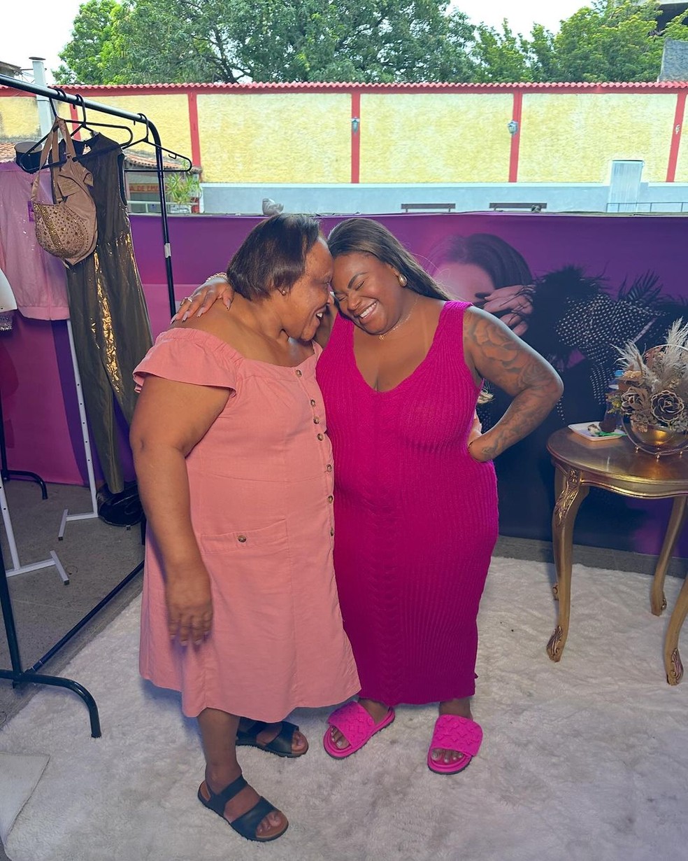 Jojo Todynho com a avó, Rita, em seu bazar beneficente — Foto: Reprodução/Instagram