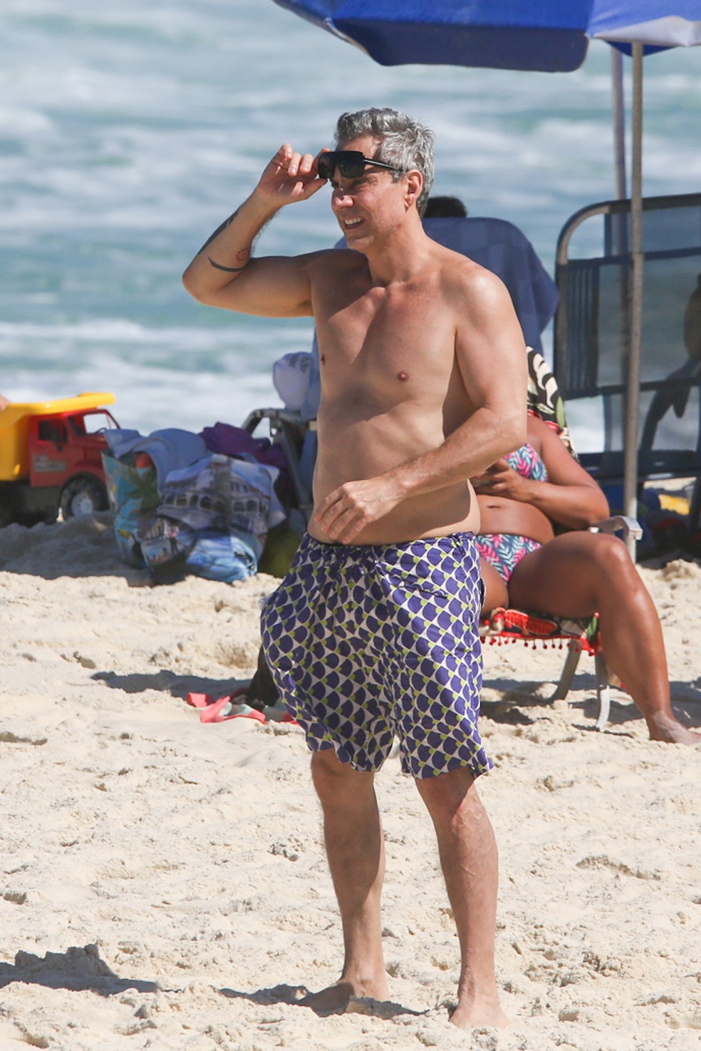 Alexandre Nero curte tarde de folga de 'Vale Tudo' com fam&iacute;lia em praia &mdash; Foto: Dilson Silva/Agnews