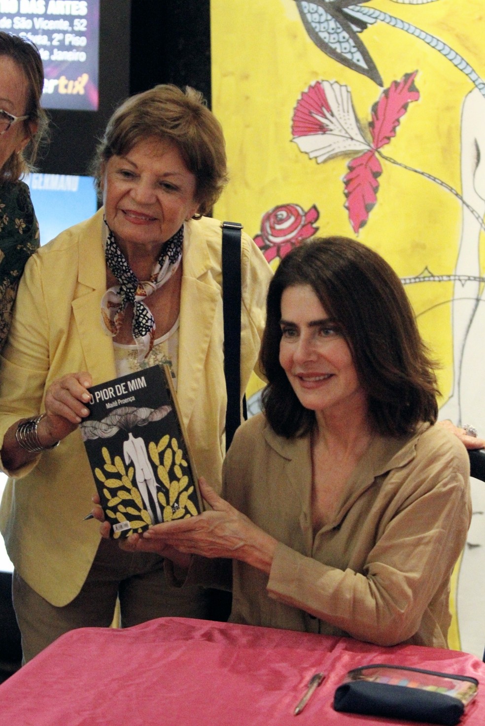 Maitê Proença autografa livro e posa com fãs — Foto: Adão/AgNews