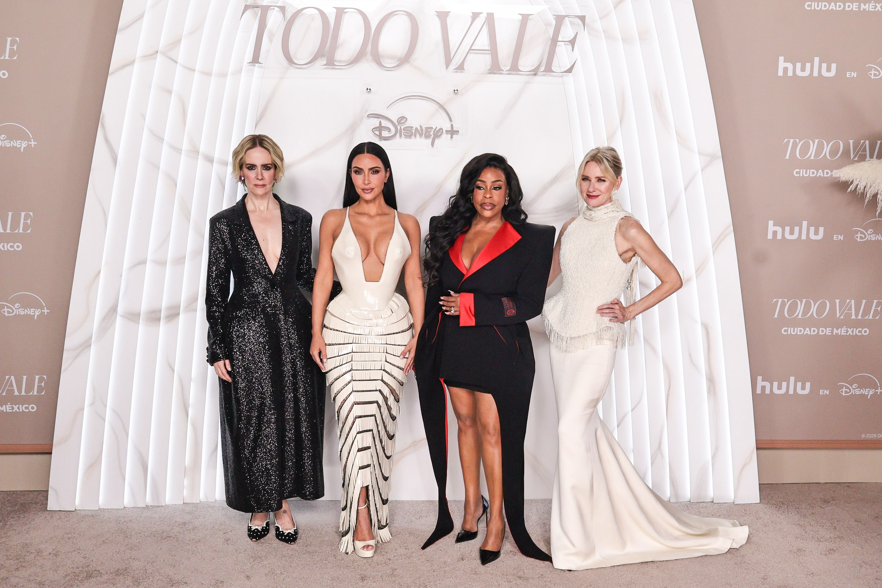Kim Kardashian usa vestido decotado e com detalhes de 'faróis acesos'; amplie