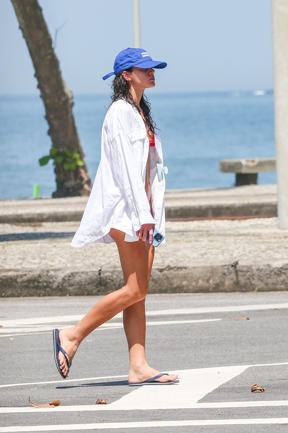 Bruna Marquezine e João Guilherme curtem praia — Foto: Dilson Silva/AgNews