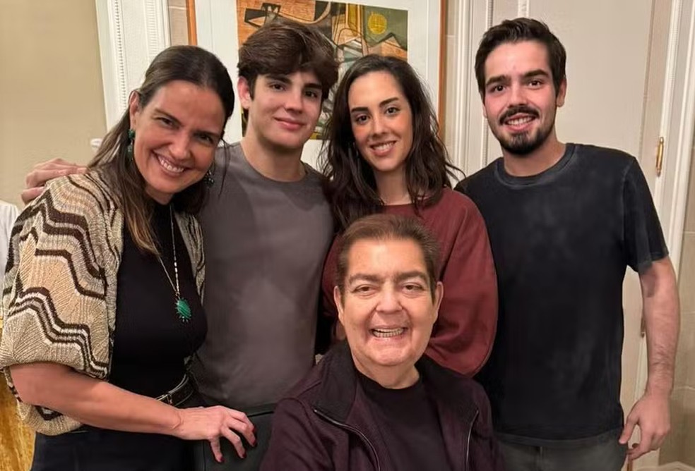 Faustão posa com a esposa, Luciana, e os filhos Rodrigo, Lara e João — Foto: Reprodução/Instagram