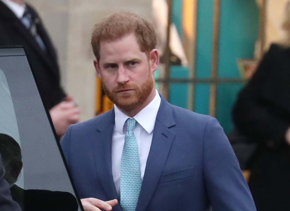 Príncipe Harry chega ao Reino Unido para a coroação do rei Charles III em voo comercial — Foto: Getty Images