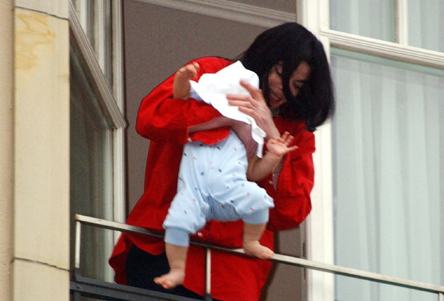 A clássica foto de Michael Jackson com Bigi na sacada - Foto: Getty Images