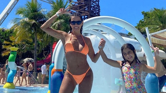 Deborah Secco se derrete em fotos fofas com a filha, Maria Flor, em parque aquático