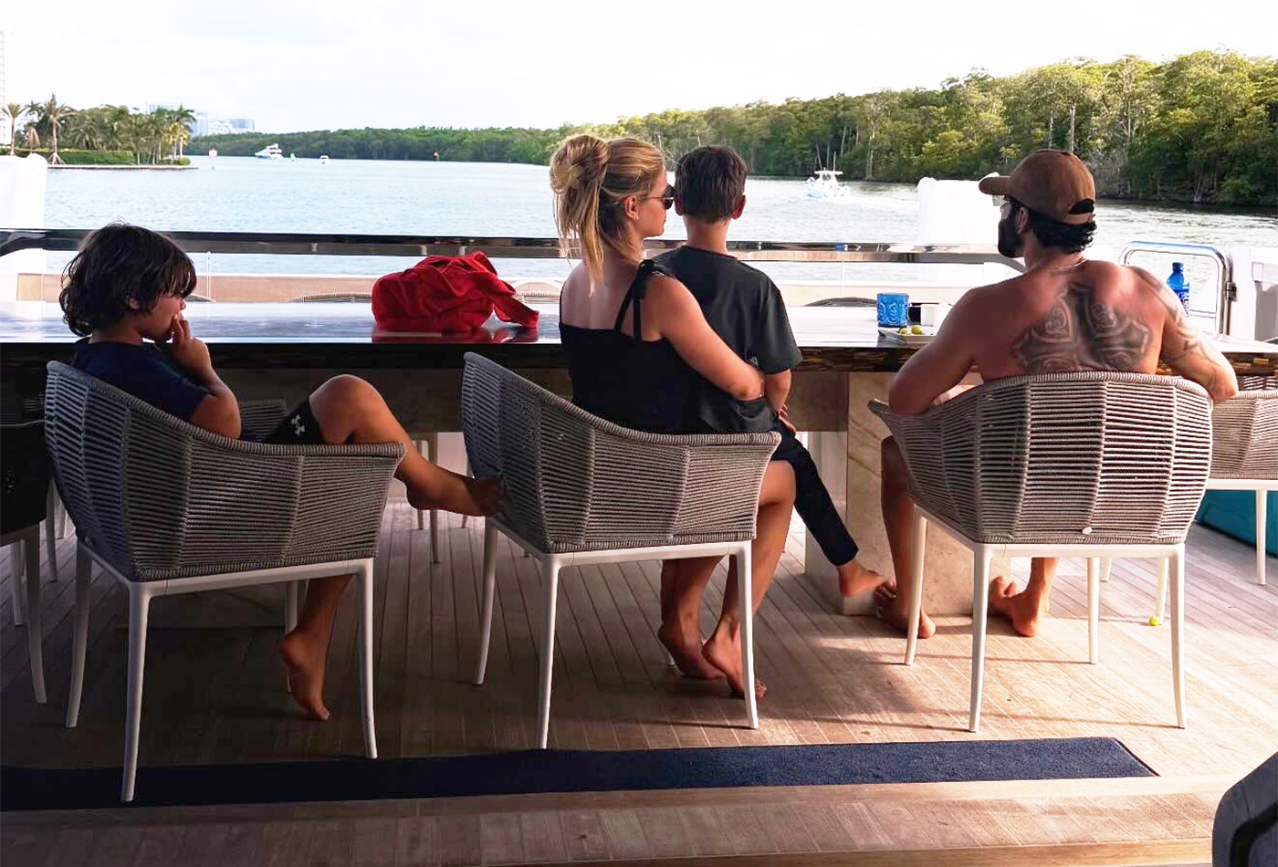 Gusttavo Lima e Andressa Suita passeiam de lancha com filhos em Miami ...
