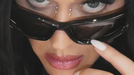 Katy Perry deixa bumbum à mostra com calça baixíssima no Coachella