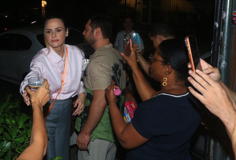 Olha ela! Ana Paula Renault toma chope e causa alvoroço em barzinho no  Leblon