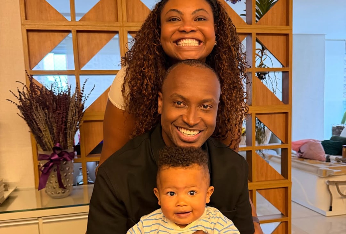 Thiaguinho posa com a irmã e o filho em foto fofa: 'Trigêmeos da sorte'