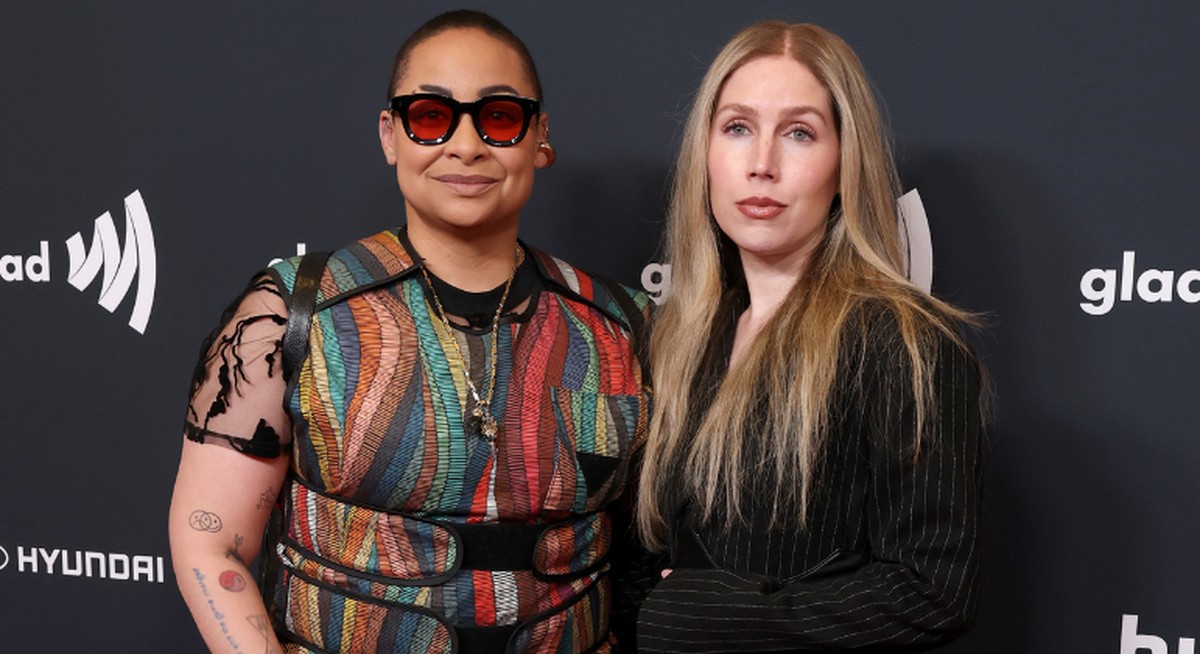 Raven-Symoné, estrela do seriado 'As Visões da Raven', posa com esposa ...