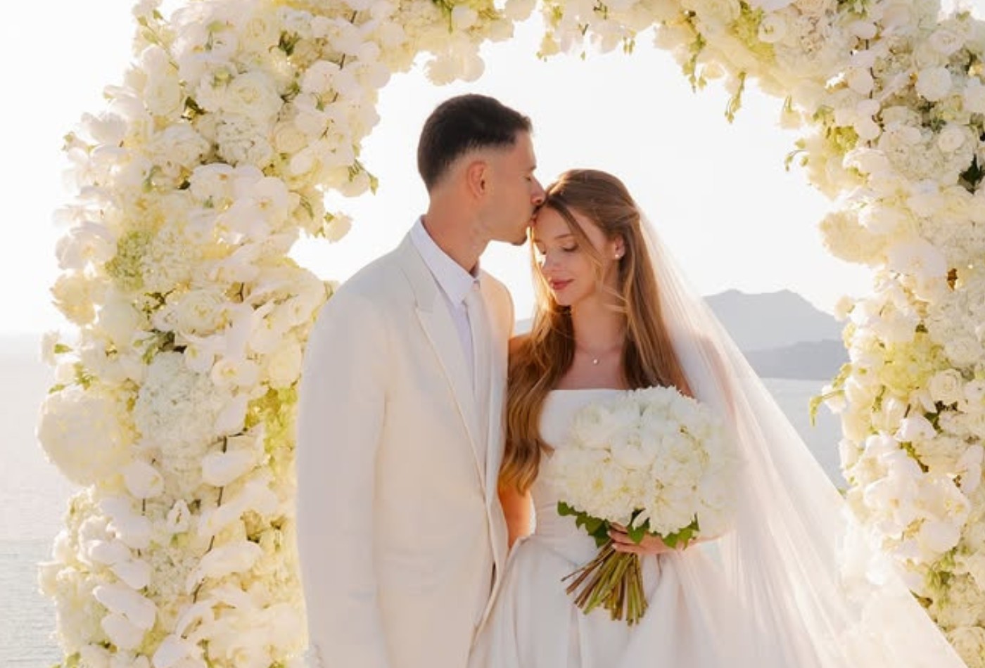 Isabella Rousso, esposa de Gabriel Martinelli, explica casamento na Grécia - QTU Questões do Universo