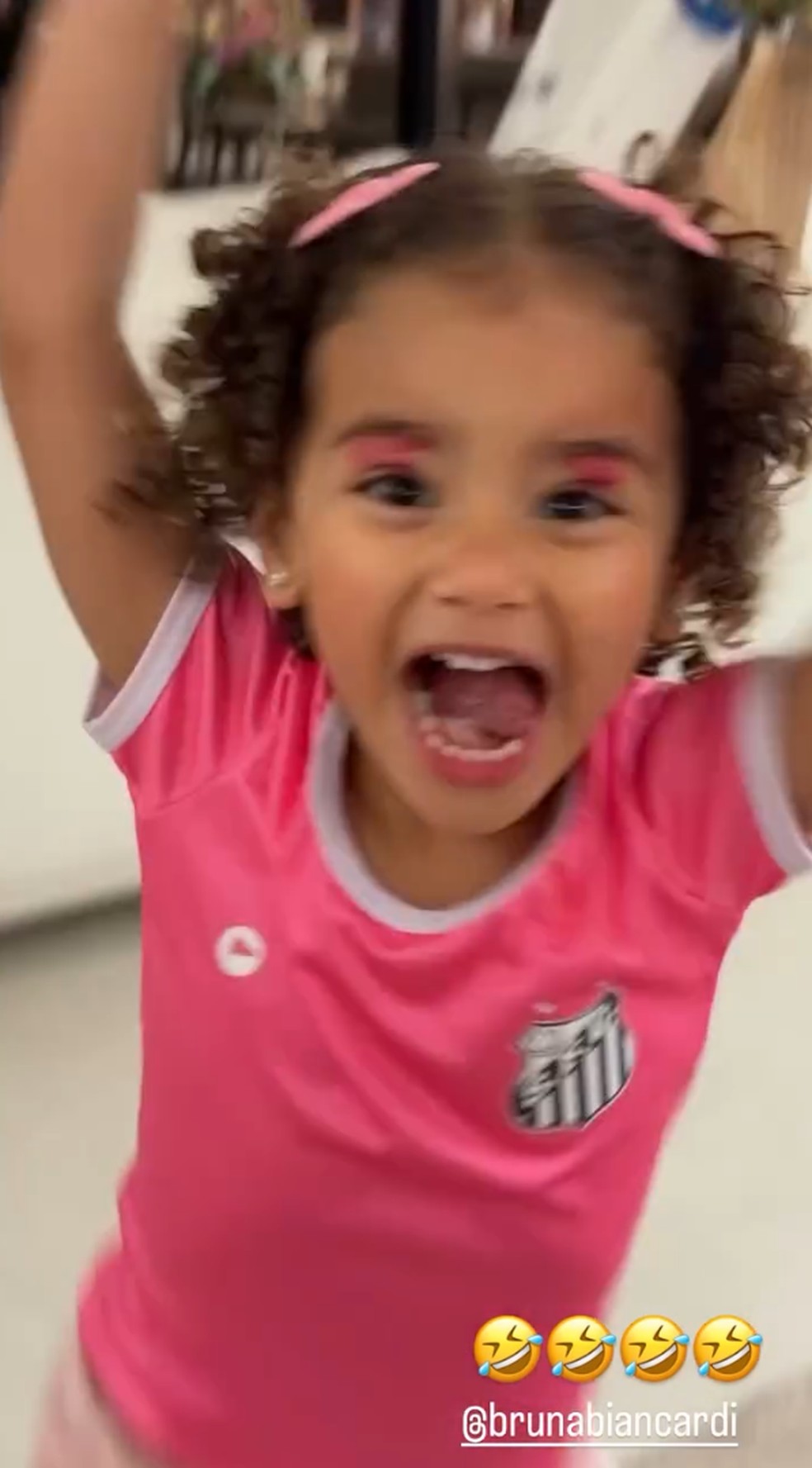 Neymar mostra Mavie com camisa do Santos — Foto: Reprodução/Instagram
