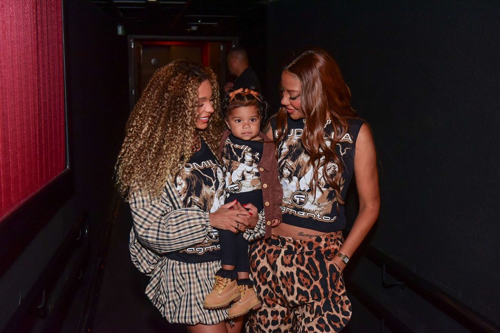Brunna Gonçalves e Ludmilla com a filha, Zuri — Foto: Webert Belicio / Agnews
