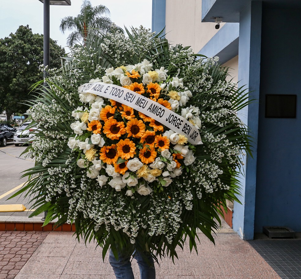 Coroa de Flores de Jorge Ben Jor para Erasmo Carlos — Foto: Victor Chapetta/AgNews