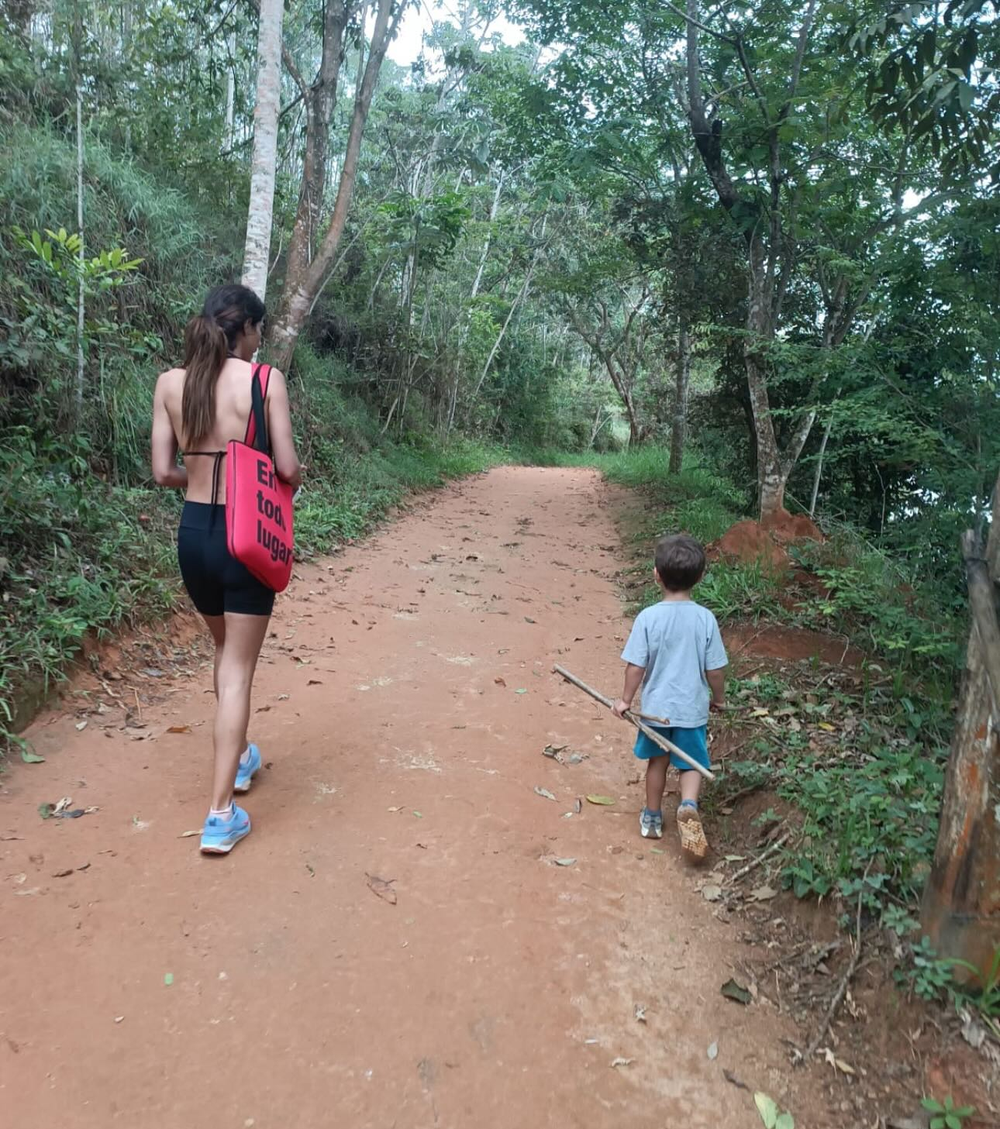 Andréia Sadi e André Rizek postam fotos raras nos 4 anos dos filhos gêmeos