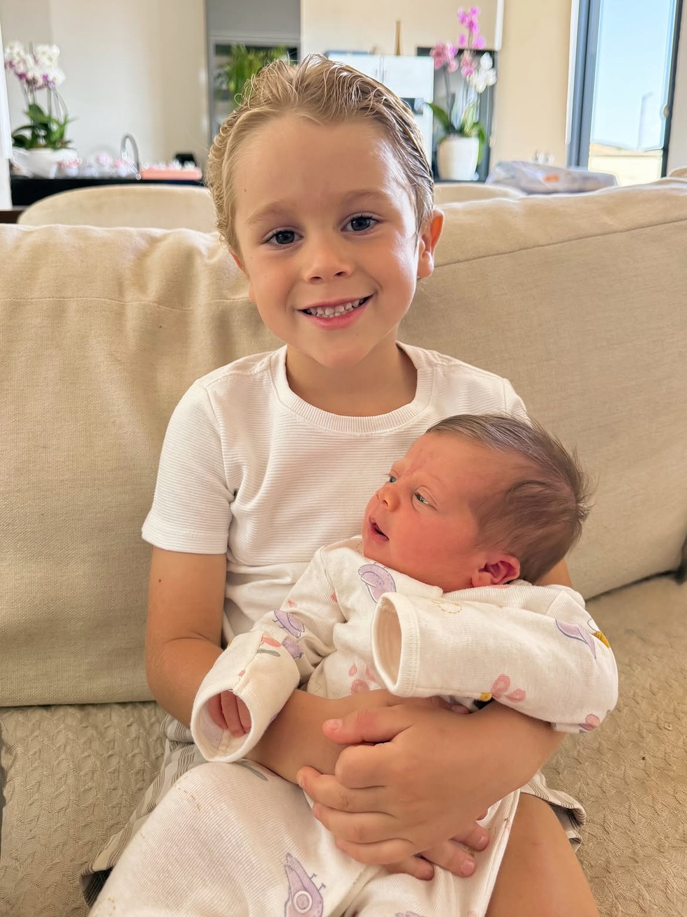 Theo e Marina, filhos dos ex-BBBs Paula Amorim e Breno Simões — Foto: Reprodução/Instagram