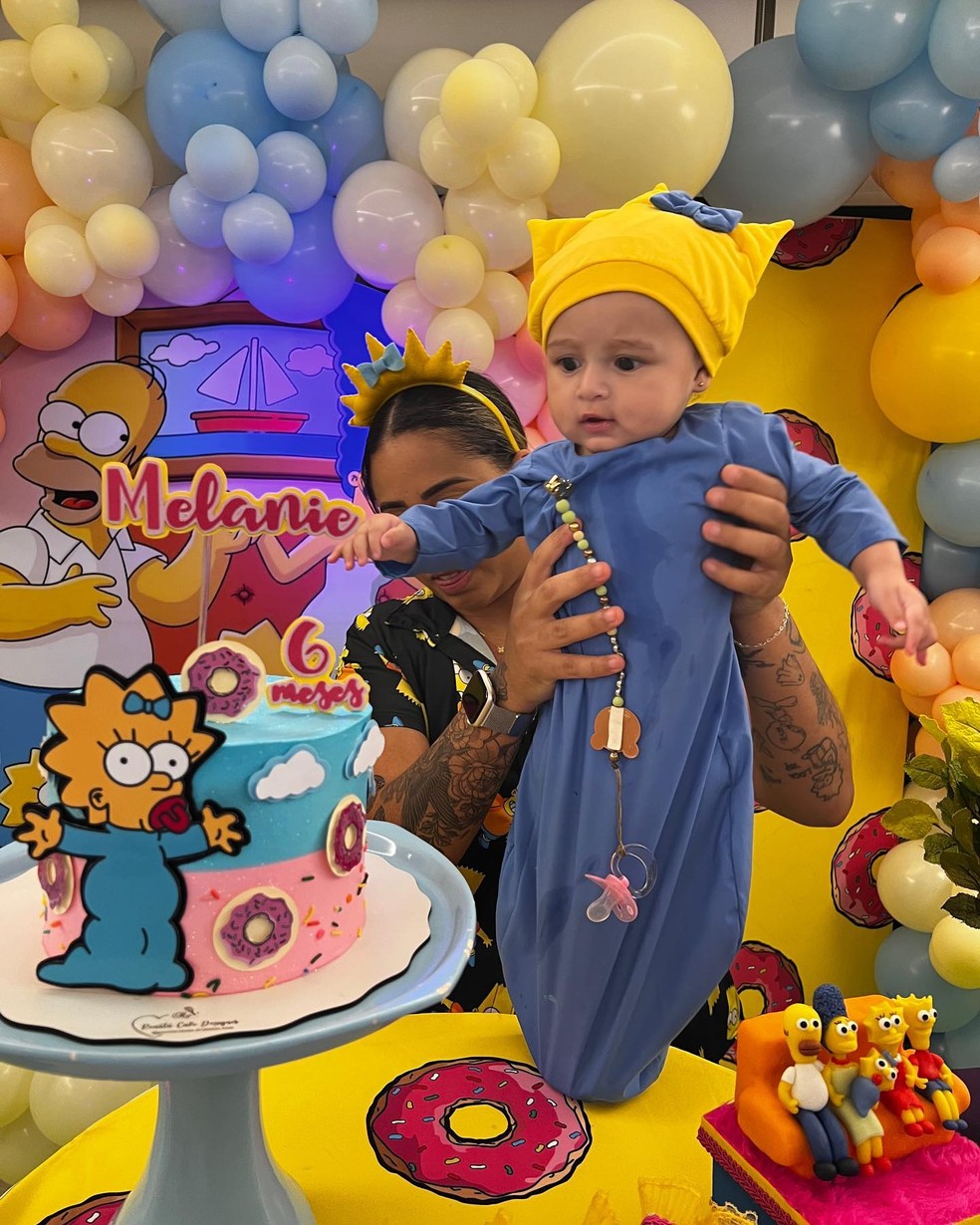 MC Loma veste a filha de Maggie Simpson em festinha de 6 meses — Foto: Reprodução/Instagram