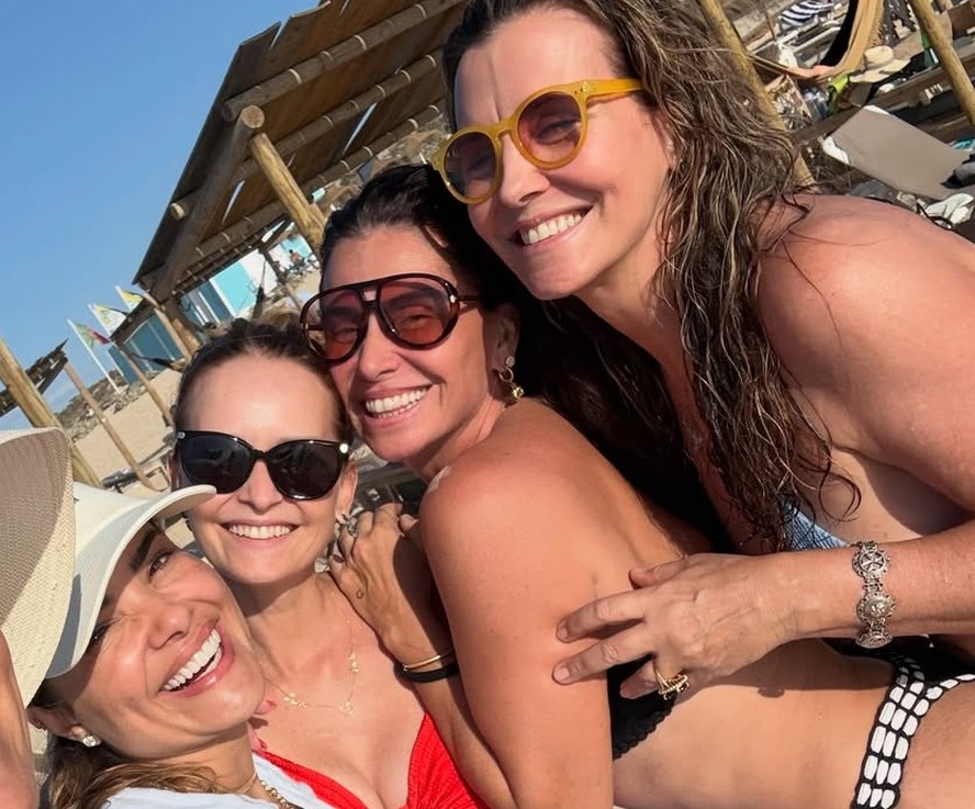 Giovanna Antonelli com Fernanda Rodrigues, Vanessa Giácomo e amigas