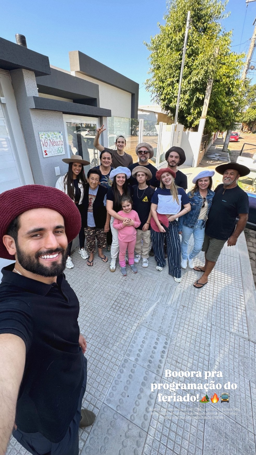 Matteus Amaral com a família e a namorada, Anna Júlia Ferreira — Foto: Reprodução/Instagram