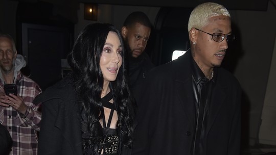 Cher circula de mãos dadas com produtor de 36 anos e levanta rumores de namoro