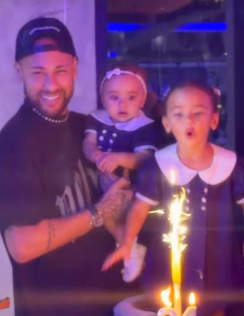 Neymar ao lado das filhas, Mavie e Mel — Foto: Reprodução/Instagram