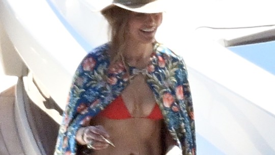 Jennifer Lopez realça bronzeado com biquíni vermelho em passeio de barco