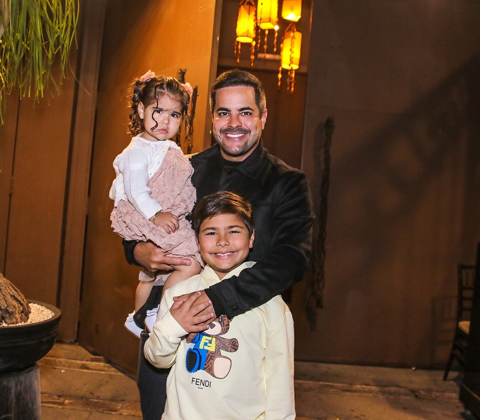 Kaká Diniz, marido de Simone, com os filhos do casal, Henry e Zaya — Foto: Thiago Duran/BrazilNews