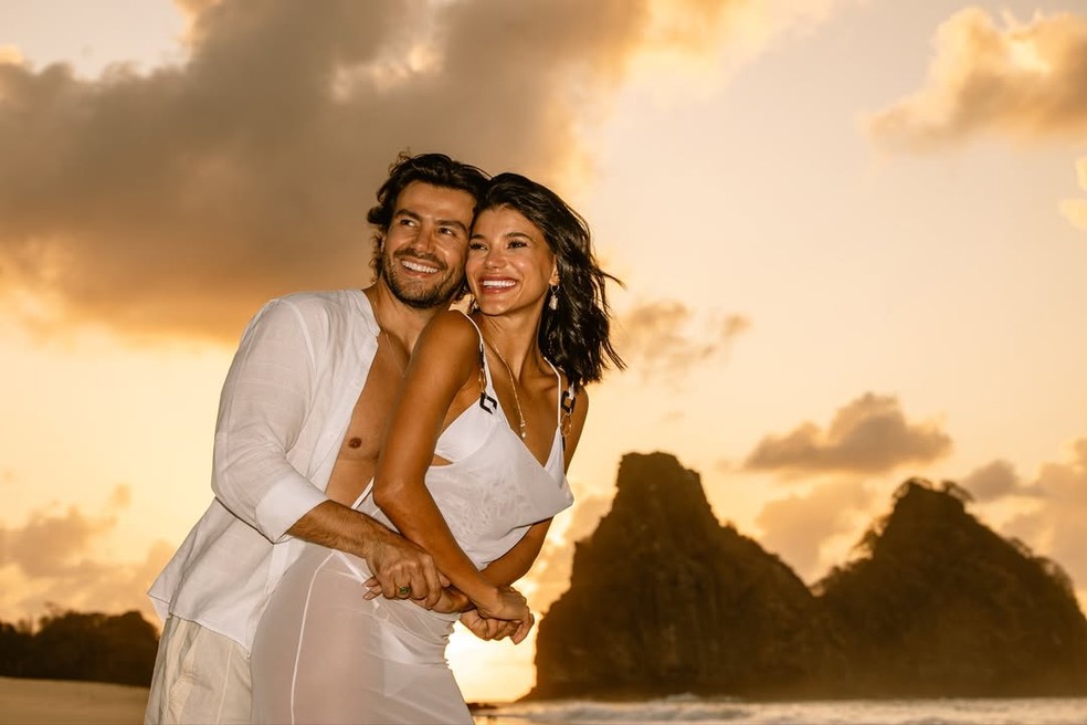 Mariano e Jakelyne Oliveira curtem lua de mel em Fernando de Noronha — Foto: @neuronha