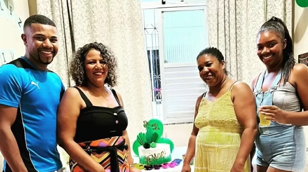 Davi com Mani Rego, a mãe, Elisangela, e a irmã Raquel em registro antes do BBB 24 — Foto: Reprodução/Instagram