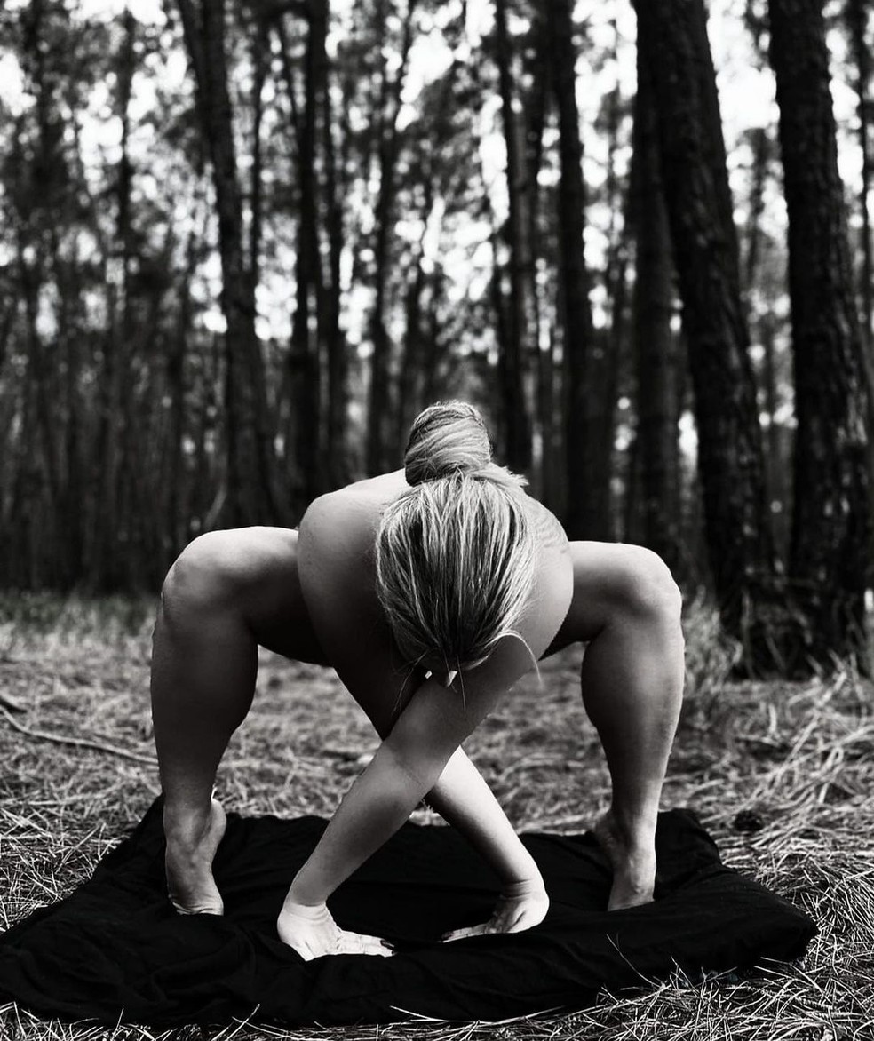 Denise Rocha pratica Naked Yoga — Foto: Reprodução: Instagram