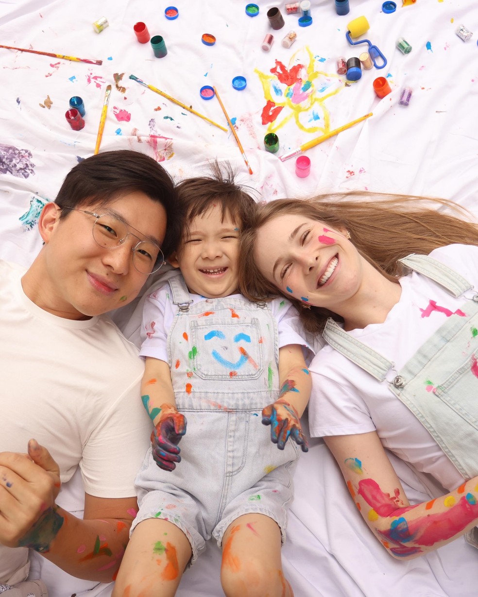Sammy Sampaio e Pyong Lee fazem ensaio com o filho, Jake — Foto: Reprodução/Instagram