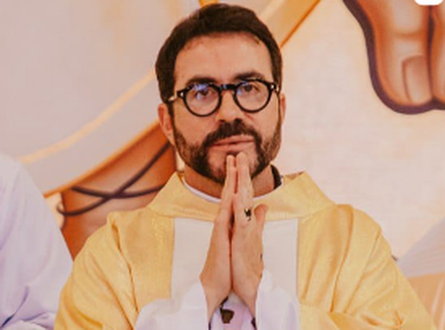 Padre Fábio de Melo faz post enigmático em meio à polêmica de cafeteria